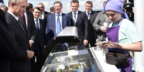 Путин на авиасалоне МАКС купил мороженое членам правительства