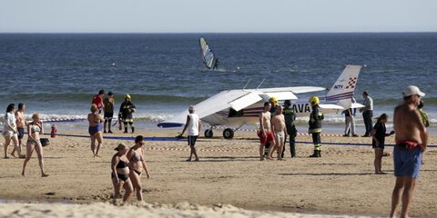 Самолет сбил насмерть двух человек на пляже в Португалии