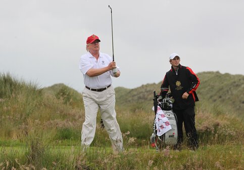 Трамп управляет США из гольф-клуба