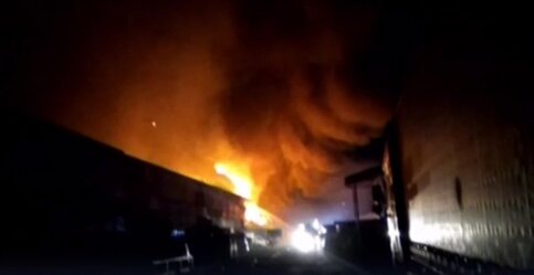 У горящего склада в столице России обрушилась кровля