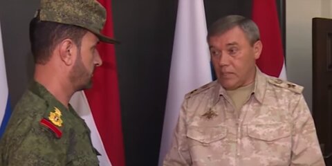 Начальник Генштаба РФ вручил сирийскому генералу наградное оружие