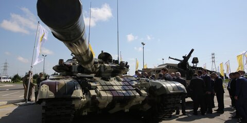Порошенко показал модифицированный танк Т-72