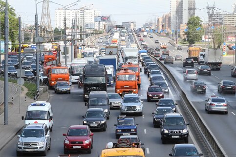 Загруженность дорог в столице России в начале рабочей недели утром составила 5 баллов