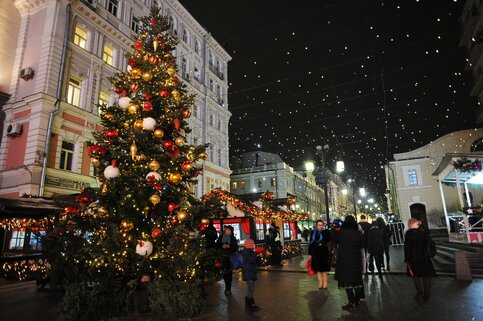 К Новому году в столице России установят около 270 праздничных елок