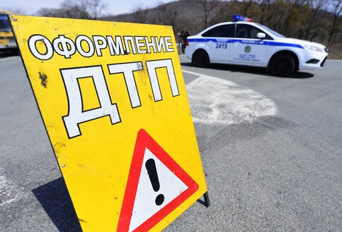 В Курской области легковая машина врезалась в автобусную остановку. Несколько человек погибло