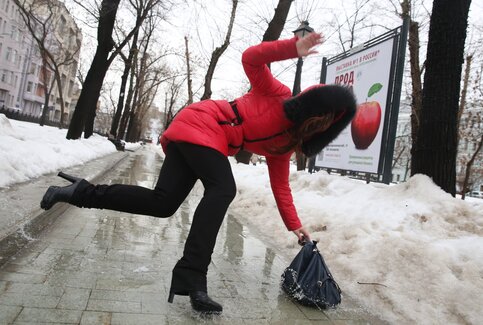 В МЧС предупредили о сильном ветре и гололеде в столице РФ 2 января