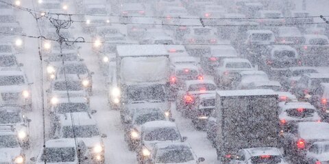 Столичных автомобилистов попросили не мешать уборке снега