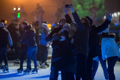 Студенты бесплатно покатаются на коньках в Воронцовском парке