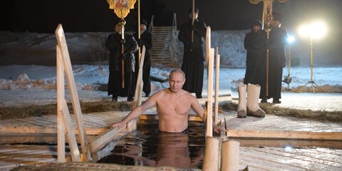 Путин принимает участие в крещенских купаниях уже много лет − Песков