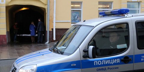 Автомобиль инкассаторов перевернулся в Москве на Крымском Валу