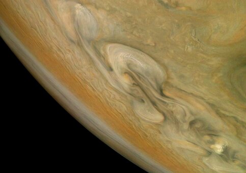 Опубликован самый детальный снимок урагана на Юпитере