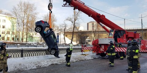 В результате падения автомобиля в Яузу в центре Москвы погиб человек
