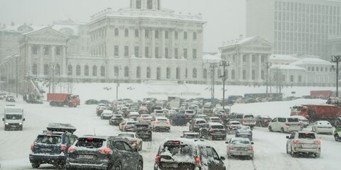 Столичных водителей попросили отказаться от поездок из-за снегопада