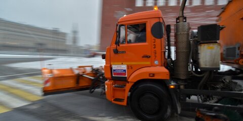 Около 10 тысяч единиц техники убирают снег на улицах Москвы − Бирюков