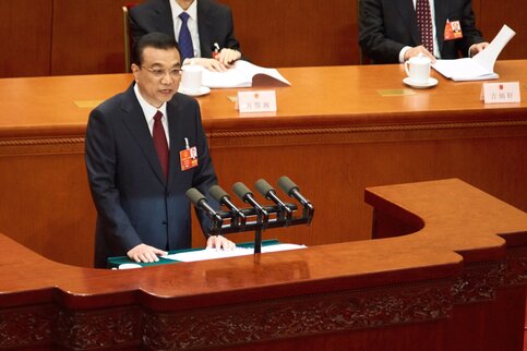 В КНР народные избранники утвердили Ли Кэцяна на посту премьера на 2-ой срок