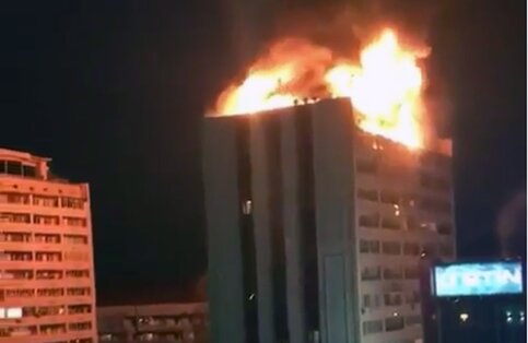 В Грозном эвакуировали гостей торгового центра, расположенного рядом с горящей многоэтажкой