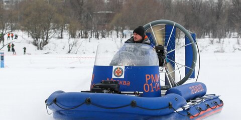 Рыбак провалился под лед на Москве-реке