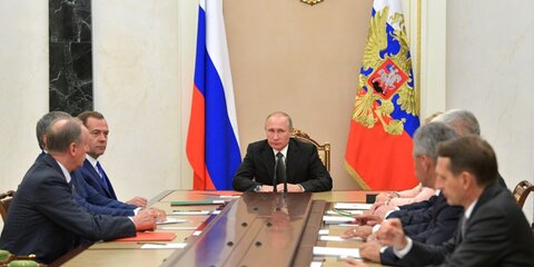 Путин обсудил с членами Совбеза урегулирование ситуации в Донбассе