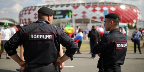 Полицейские в Москве помогли иностранцу вернуть забытый в такси чемодан