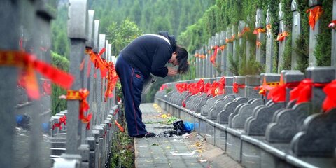 В китайской провинции начали уничтожать гробы и запрещать похороны