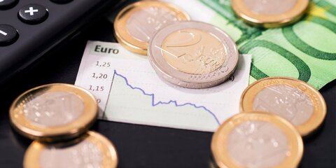 Курс евро на Московской бирже вернулся к 77 рублям