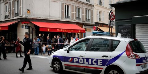 В пригороде Парижа мужчина с ножом убил человека и ранил еще двоих