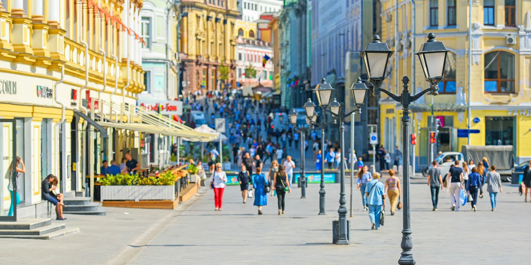 Улицы москвы лето. Пешая улица Арбат Москва. Арбат пешеходная улица. Пешеходный Арбат в Москве. Арбат Москва летом.