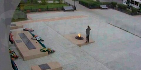Неизвестный погасил Вечный огонь на мемориале в Улан-Удэ