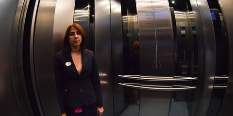 Мужчинам рекомендовали не пускать женщин вперед при входе в лифт