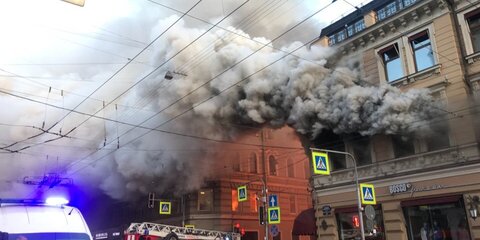 Площадь пожара в магазине в Петербурге достигла 400 кв. метров