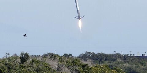 Первая ступень ракеты Falcon 9 упала в океан при возвращении