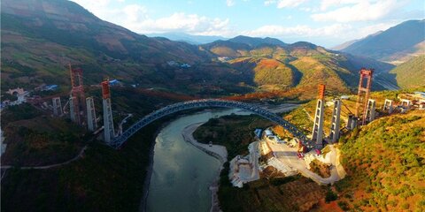 Уникальный арочный железнодорожный мост построили в Китае