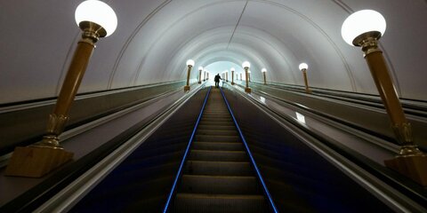 В метро начали размещать информацию на ступенях эскалаторов
