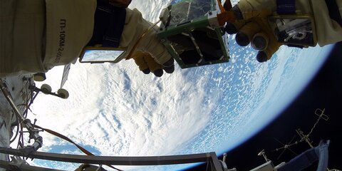 Российские космонавты вышли в открытый космос для осмотра 