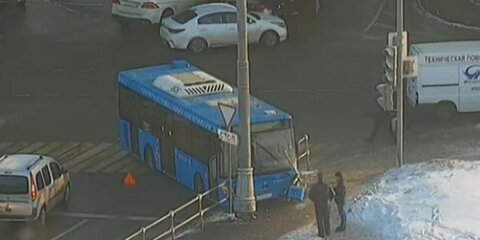 Автобус врезался в столб на юго-западе Москвы