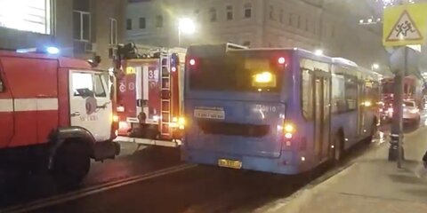 Два автобусных маршрута следуют с изменениями из-за пожара в кафе на Сретенке