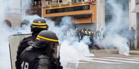 Около 30 человек задержали во время протестов в Париже