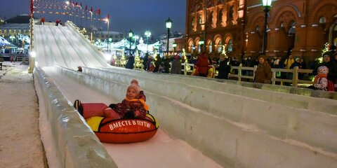На площади Революции открылась Большая ледяная горка