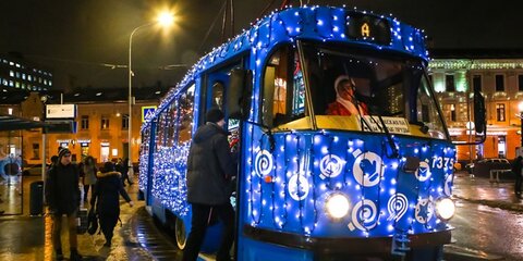 Собянин запустил на линии трамваи и электробусы с новогодним оформлением