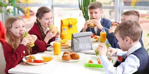 В Национальном родкомитете оценили возможный запрет школьникам приносить еду из дома