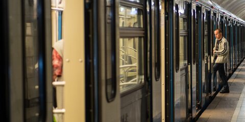 Поезда на синей ветке метро ввели в график после инцидента с пассажиром