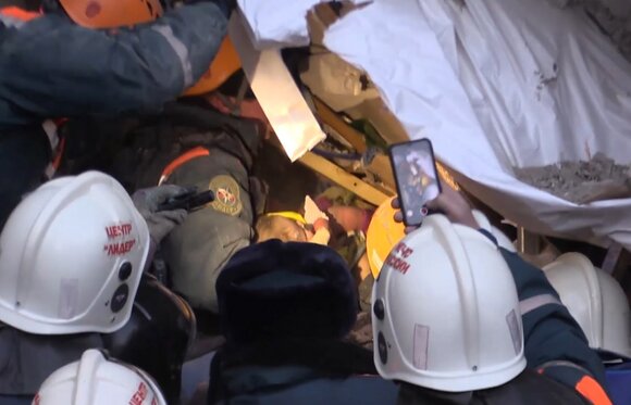 Игроки «Металлурга» навестили малыша, выжившего при обрушении дома в Магнитогорске