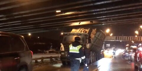 Грузовик застрял под мостом на Рублево-Успенском шоссе