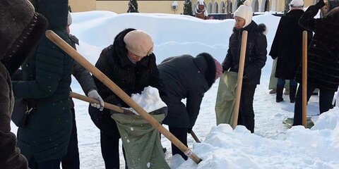 Мэрия Саратова прокомментировала уборку снега учителями в мороз