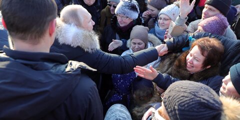 Путин отодвинул охранника и пожал руки петербуржцам