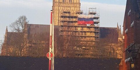 Неизвестный вывесил флаг России на соборе Девы Марии в Солсбери