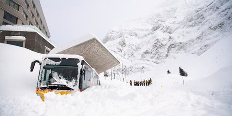 Снежная лавина сошла на горнолыжном курорте в Швейцарии