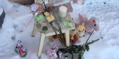 Кировчане несут цветы и игрушки к дому умершей трехлетней девочки