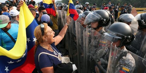 СМИ сообщили о прорыве кордона полиции на границе Венесуэлы и Колумбии