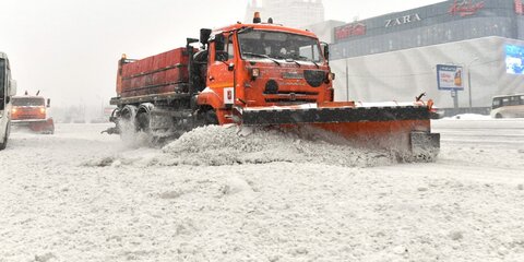 Выпавший в Москве снег убирают 8 тысяч единиц техники
